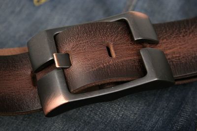 時尚皮具腰帶的魅力與搭配指南